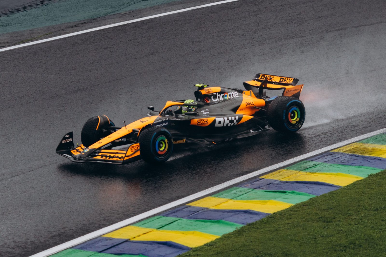 Formula 1 racing scene representing live sport with Dreambox IPTV